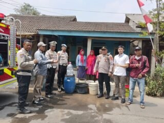 Kapolresta Tangerang Peduli, Polsek Pasar Kemis Salurkan 3.000 Liter Air Bersih untuk Warga Sindang Panon