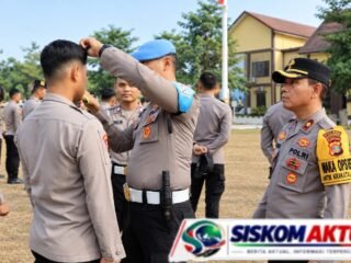 Gaktibplin Polres Tubaba memeriksa HP personel untuk mencegah judi online dan pinjol ilegal