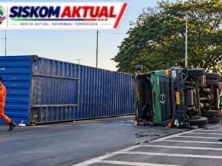 Truk kontainer terguling di Tol Satelit Surabaya KM 8