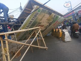 Reklame Cluster NUSA DUA Griya Artha Sukasari Roboh di Jl. Raya Mauk Sepatan, Diduga Keropos