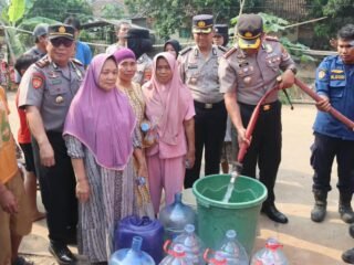 Kapolresta Tangerang Pimpin Pendistribusian Bantuan Ribuan Liter Air Bersih ke Sindang Jaya