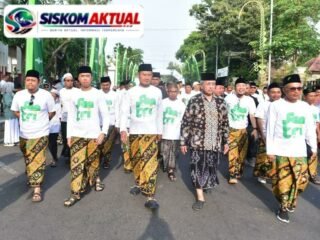 Jalan Sehat Bersarung, Cara Warga Lamongan Rayakan Puncak Hari Santri