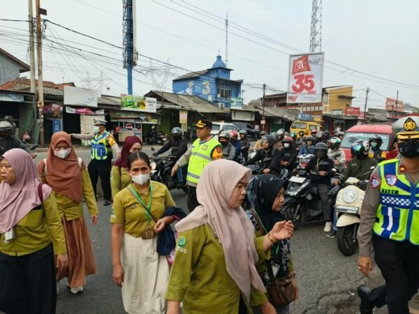Kapolresta Tangerang Turun Langsung Atur Lalu Lintas di Kawasan Padat Cikupa