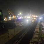 MACET HOROR TIAP MALAM DI CADAS-KUTABUMI, WARGA NGELUH PROYEK PANCANG KALI BIKIN JALAN LUMPUH