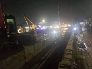 MACET HOROR TIAP MALAM DI CADAS-KUTABUMI, WARGA NGELUH PROYEK PANCANG KALI BIKIN JALAN LUMPUH