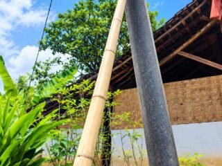 ANCAMAN KESELAMATAN DI DESA CIRUJI LEBAK: TIANG LISTRIK MIRING SELAMA SETAHUN, PLN DIDESAK SEGERA BERTINDAK